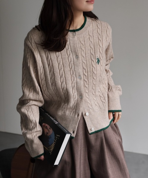 U.S. POLO ASSN.（ユーエスポロアッスン）の「ap retro別注【U.S. POLO ASSN./ユーエスポロアッスン】ケーブルニットカーディガン（カーディガン/ボレロ・レディース・グレイッシュベージュ/ネイビー/ブルー/グレー/ブラウン/ブルー系その他/レッド・L/M）」の3枚目の写真