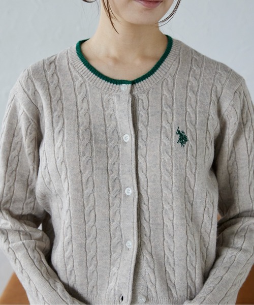 U.S. POLO ASSN.（ユーエスポロアッスン）の「ap retro別注【U.S. POLO ASSN./ユーエスポロアッスン】ケーブルニットカーディガン（カーディガン/ボレロ・レディース・グレイッシュベージュ/ネイビー/ブルー/グレー/ブラウン/ブルー系その他/レッド・L/M）」の11枚目の写真