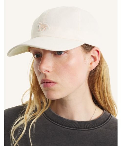 Maison Kitsune（メゾンキツネ）の「BABY FOX 6P CAP（キャップ・レディース・アイボリー/ピンクベージュ/ベージュ/ネイビー/ワインレッド/ベビーピンク/グレイッシュブルー/グレー/ライトイエロー/ブラウン/ベージュ系その他・U）」の6枚目の写真