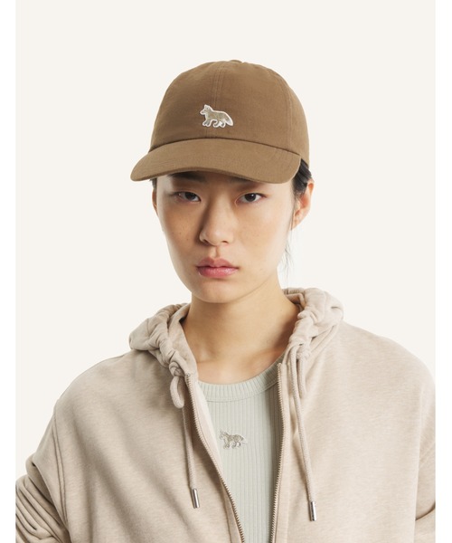 Maison Kitsune（メゾンキツネ）の「BABY FOX 6P CAP（キャップ・レディース・アイボリー/ピンクベージュ/ベージュ/ネイビー/ワインレッド/ベビーピンク/グレイッシュブルー/グレー/ライトイエロー/ブラウン/ベージュ系その他・U）」の22枚目の写真