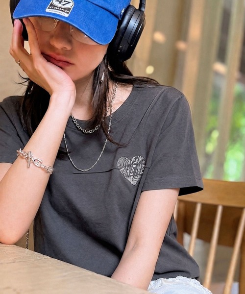 classicalelf(クラシカルエルフ)の「大人のこなれたシンプルスタイル。タックデザインハート刺繍Tシャツ(半袖)(Tシャツ/カットソー・レディース・アイボリー/オフホワイト/ピンク/チャコール・X-LARGE/LARGE/MEDIUM/SMALL)」の3枚目の写真