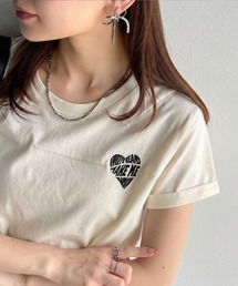 大人のこなれたシンプルスタイル。タックデザインハート刺繍Tシャツ(半袖)