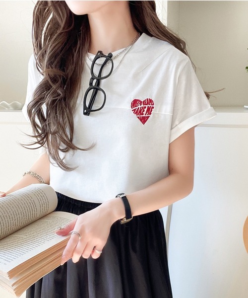 classicalelf(クラシカルエルフ)の「大人のこなれたシンプルスタイル。タックデザインハート刺繍Tシャツ(半袖)(Tシャツ/カットソー・レディース・アイボリー/オフホワイト/ピンク/チャコール・X-LARGE/LARGE/MEDIUM/SMALL)」の5枚目の写真