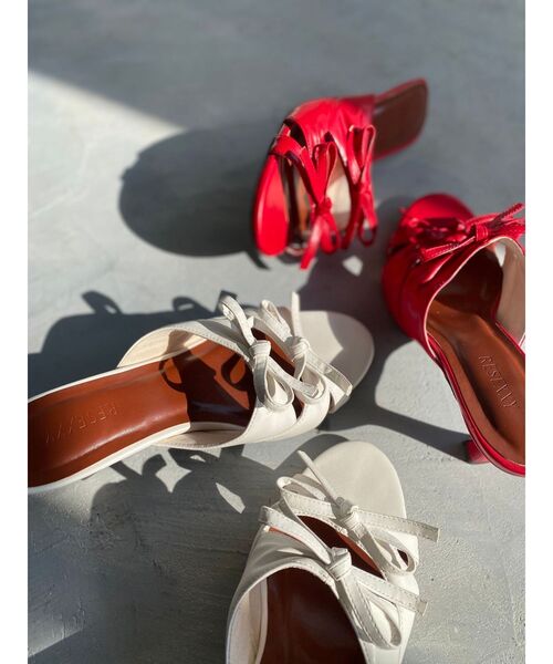 RESEXXY（リゼクシー）の「ダブルリボンピンヒールサンダル（サンダル・レディース・ホワイト/レッド・SMALL/MEDIUM/LARGE）」の4枚目の写真
