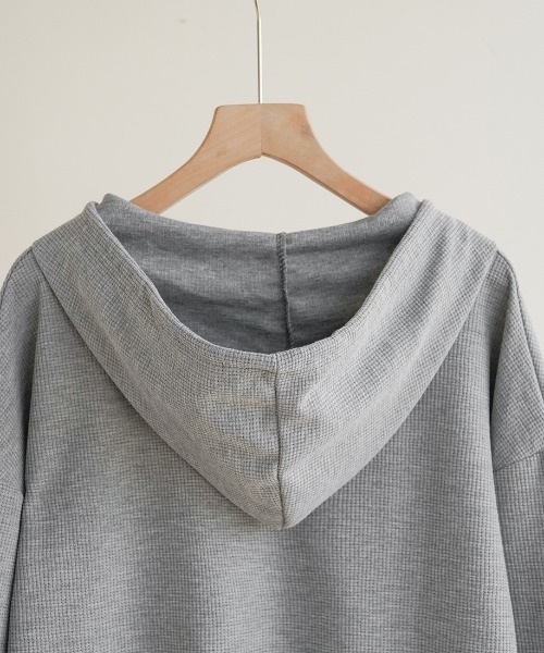 maison de LATIR(メゾンドラティール)の「UV / 冷房対策 に。秋服 の着回し力抜群!持ち運びにも便利肌離れの良い ワッフル素材 薄手 ジップスウェットパーカー(パーカー・レディース・ホワイト/グレー・XL/M/L)」の6枚目の写真