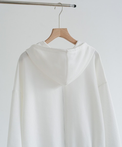 maison de LATIR(メゾンドラティール)の「UV / 冷房対策 に。秋服 の着回し力抜群!持ち運びにも便利肌離れの良い ワッフル素材 薄手 ジップスウェットパーカー(パーカー・レディース・ホワイト/グレー・XL/M/L)」の17枚目の写真