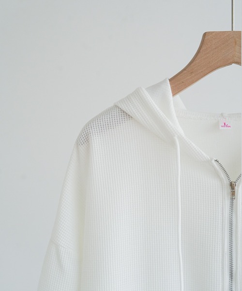 maison de LATIR(メゾンドラティール)の「UV / 冷房対策 に。秋服 の着回し力抜群!持ち運びにも便利肌離れの良い ワッフル素材 薄手 ジップスウェットパーカー(パーカー・レディース・ホワイト/グレー・XL/M/L)」の15枚目の写真