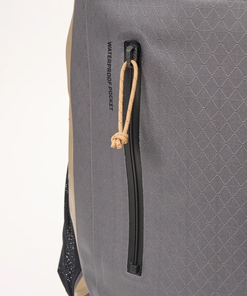 DAKINE（ダカイン）の「DAKINE メンズ CYCLONE DLX DRY BACKPACK 36L バックパック/リュック 【2025年春夏モデル】/ダカイン完全防水バックパック・リュックサック（バックパック/リュック・メンズ・グレー・FREE）」の5枚目の写真