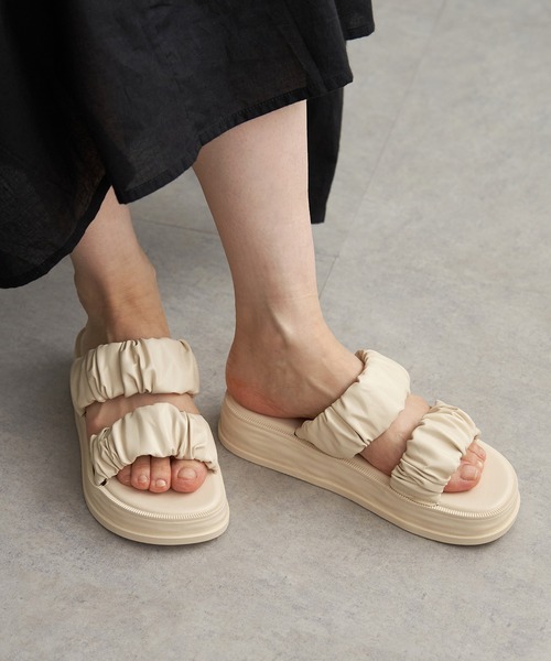 VENCEEXCHANGE（ヴァンスエクスチェンジ）の「ギャザーバンドサンダル（サンダル・レディース・ホワイト/ブラック・M/L）」の3枚目の写真