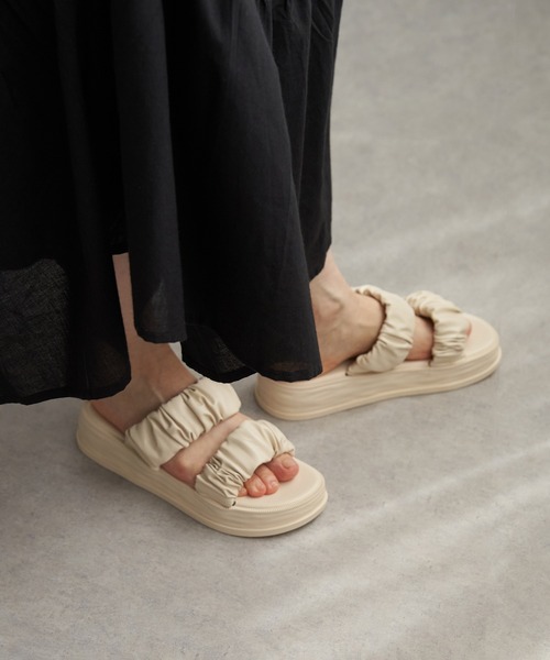 VENCEEXCHANGE（ヴァンスエクスチェンジ）の「ギャザーバンドサンダル（サンダル・レディース・ホワイト/ブラック・M/L）」の4枚目の写真