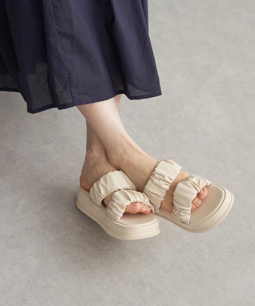 VENCEEXCHANGE（ヴァンスエクスチェンジ）の「ギャザーバンドサンダル（サンダル・レディース・ホワイト/ブラック・M/L）」の5枚目の写真