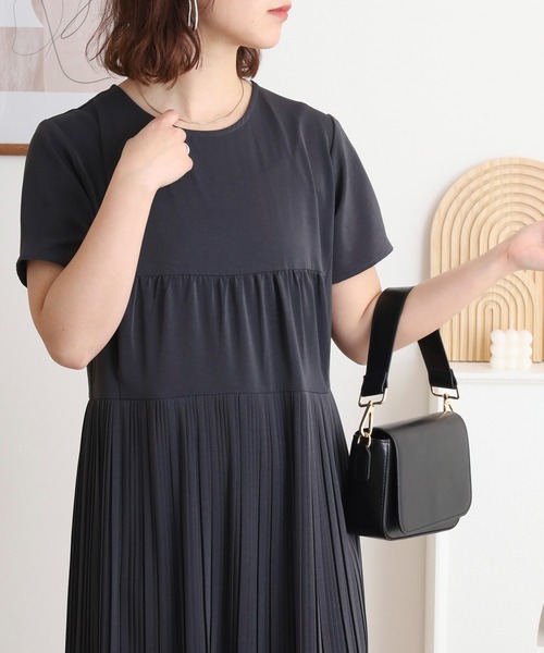Anna Nicola(アンナニコラ)の「Anna Nicola プリーツ切り替え半袖ロングワンピース(ワンピース・レディース・サンドベージュ/チャコールグレー/ブラック・38)」の2枚目の写真