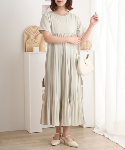 Anna Nicola(アンナニコラ)の「Anna Nicola プリーツ切り替え半袖ロングワンピース(ワンピース・レディース・サンドベージュ/チャコールグレー/ブラック・38)」の3枚目の写真