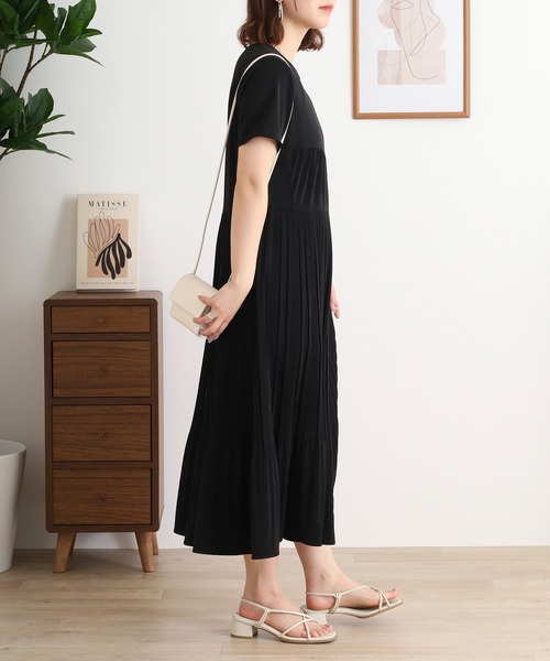 Anna Nicola(アンナニコラ)の「Anna Nicola プリーツ切り替え半袖ロングワンピース(ワンピース・レディース・サンドベージュ/チャコールグレー/ブラック・38)」の5枚目の写真