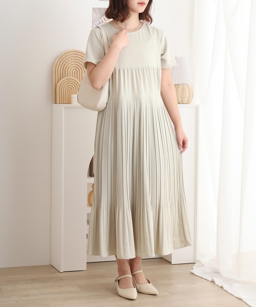 Anna Nicola(アンナニコラ)の「Anna Nicola プリーツ切り替え半袖ロングワンピース(ワンピース・レディース・サンドベージュ/チャコールグレー/ブラック・38)」の10枚目の写真