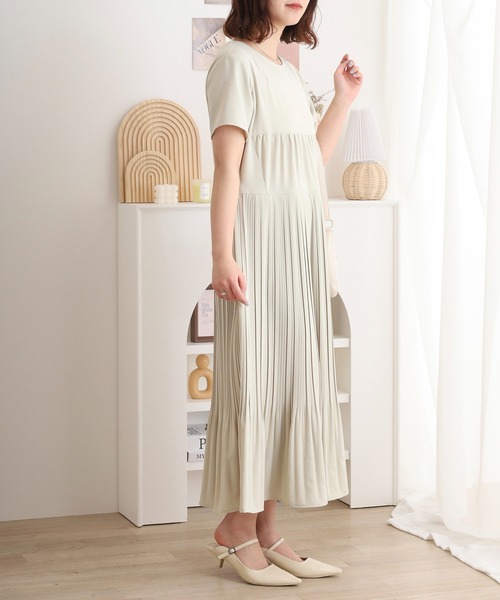 Anna Nicola(アンナニコラ)の「Anna Nicola プリーツ切り替え半袖ロングワンピース(ワンピース・レディース・サンドベージュ/チャコールグレー/ブラック・38)」の11枚目の写真