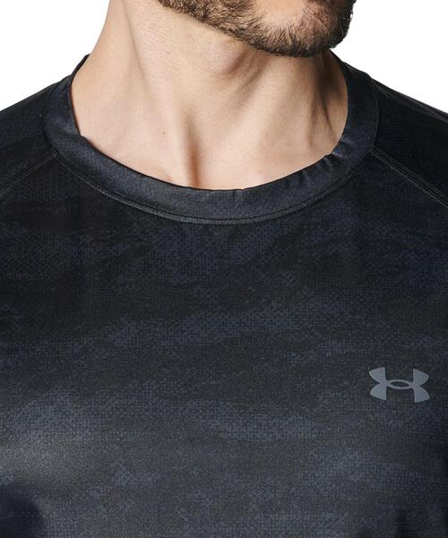 UNDER ARMOUR(アンダーアーマー)の「UAアイソチル フィッティド カモ ロングスリーブ クルーネック シャツ(ゴルフ/メンズ)(Tシャツ/カットソー・メンズ・ブラック・2XL/S/L/M/XL)」の2枚目の写真