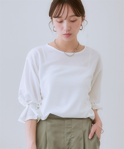 nissen(ニッセン)の「キャンディスリーブぽこぽこ素材カットソートップス<大きいサイズ有>(Tシャツ/カットソー・レディース・ライトグレー/オフホワイト/ブラック/モカ/ブルー・LL/L/3L/S/M)」の2枚目の写真