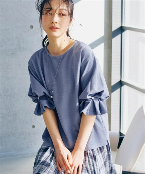 nissen(ニッセン)の「キャンディスリーブぽこぽこ素材カットソートップス<大きいサイズ有>(Tシャツ/カットソー・レディース・ライトグレー/オフホワイト/ブラック/モカ/ブルー・LL/L/3L/S/M)」の5枚目の写真