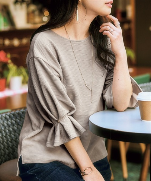 nissen(ニッセン)の「キャンディスリーブぽこぽこ素材カットソートップス<大きいサイズ有>(Tシャツ/カットソー・レディース・ライトグレー/オフホワイト/ブラック/モカ/ブルー・LL/L/3L/S/M)」の4枚目の写真
