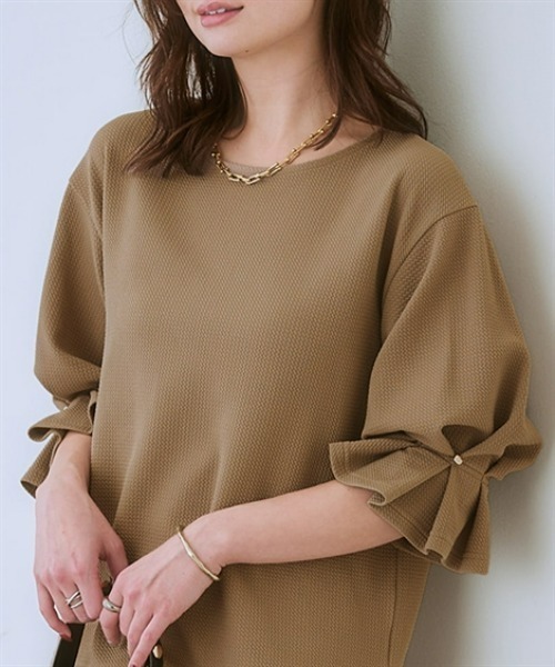nissen(ニッセン)の「キャンディスリーブぽこぽこ素材カットソートップス<大きいサイズ有>(Tシャツ/カットソー・レディース・ライトグレー/オフホワイト/ブラック/モカ/ブルー・LL/L/3L/S/M)」の1枚目の写真
