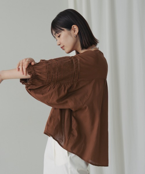 Bou Jeloud(ブージュルード)の「モスコットンエンブロイダリーブラウス(シャツ/ブラウス・レディース・ブラック/イエロー/ブラウン・38)」の5枚目の写真