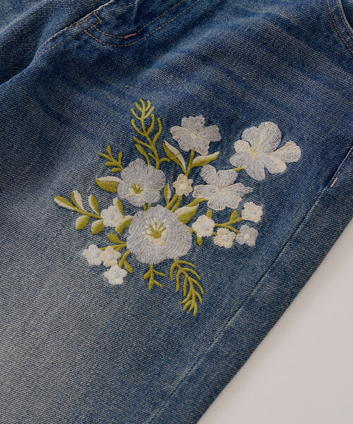 フラワー刺繍フレアデニム（デニムパンツ）｜Chico（チコ）の