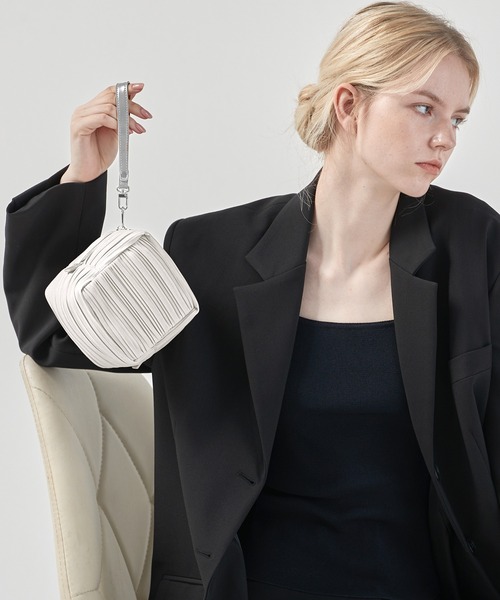 BLUEORB(ブルーオーブ)の「Cube Bag プリーツバッグ(ハンドバッグ・レディース・ベージュ/ライトグレー/ワインレッド・ONESIZE)」の2枚目の写真
