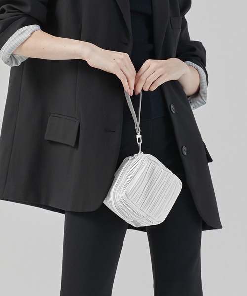 BLUEORB(ブルーオーブ)の「Cube Bag プリーツバッグ(ハンドバッグ・レディース・ベージュ/ライトグレー/ワインレッド・ONESIZE)」の7枚目の写真