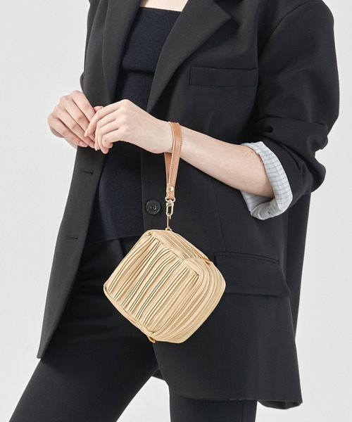 BLUEORB(ブルーオーブ)の「Cube Bag プリーツバッグ(ハンドバッグ・レディース・ベージュ/ライトグレー/ワインレッド・ONESIZE)」の9枚目の写真