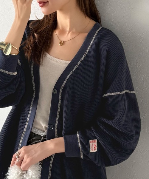 Java(ジャバ)の「《JaVaジャバコラボ》ラフで上品な大人のゆるカジュアル。配色ステッチVネックワッフルカーディガン(長袖)(カーディガン/ボレロ・レディース・モカ/アイボリー/ブラック/ネイビー/カーキ・X-LARGE/SMALL/MEDIUM/LARGE)」の5枚目の写真