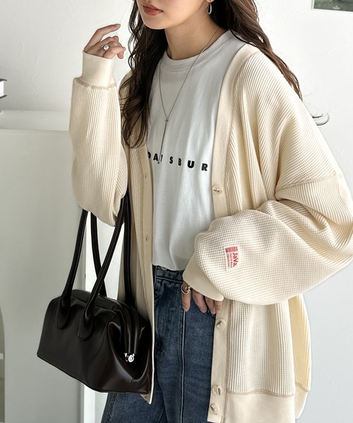 Java(ジャバ)の「《JaVaジャバコラボ》ラフで上品な大人のゆるカジュアル。配色ステッチVネックワッフルカーディガン(長袖)(カーディガン/ボレロ・レディース・モカ/アイボリー/ブラック/ネイビー/カーキ・X-LARGE/SMALL/MEDIUM/LARGE)」の7枚目の写真