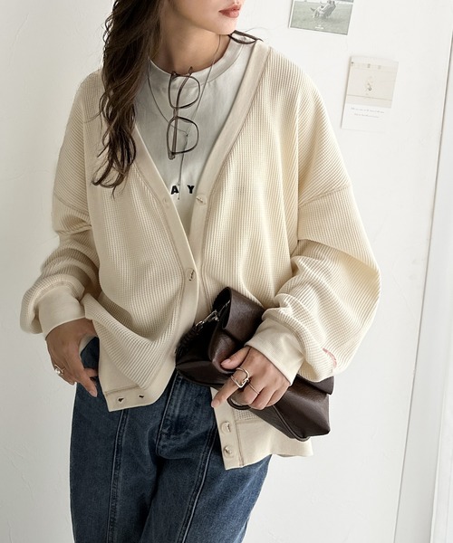 Java(ジャバ)の「《JaVaジャバコラボ》ラフで上品な大人のゆるカジュアル。配色ステッチVネックワッフルカーディガン(長袖)(カーディガン/ボレロ・レディース・モカ/アイボリー/ブラック/ネイビー/カーキ・X-LARGE/SMALL/MEDIUM/LARGE)」の9枚目の写真