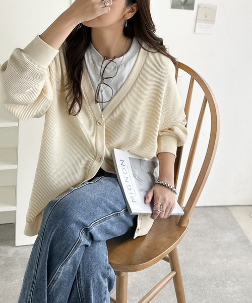 Java(ジャバ)の「《JaVaジャバコラボ》ラフで上品な大人のゆるカジュアル。配色ステッチVネックワッフルカーディガン(長袖)(カーディガン/ボレロ・レディース・モカ/アイボリー/ブラック/ネイビー/カーキ・X-LARGE/SMALL/MEDIUM/LARGE)」の8枚目の写真