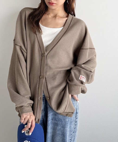 Java(ジャバ)の「《JaVaジャバコラボ》ラフで上品な大人のゆるカジュアル。配色ステッチVネックワッフルカーディガン(長袖)(カーディガン/ボレロ・レディース・モカ/アイボリー/ブラック/ネイビー/カーキ・X-LARGE/SMALL/MEDIUM/LARGE)」の21枚目の写真