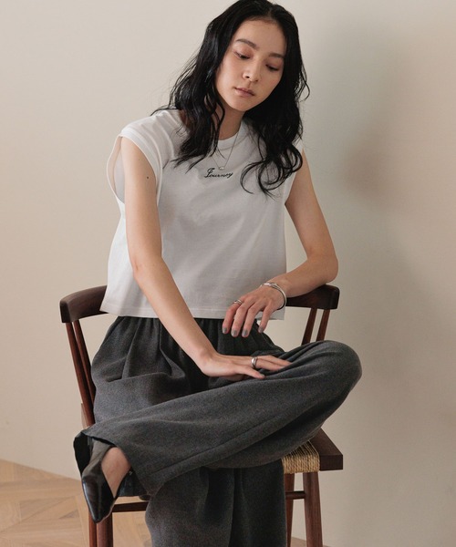 LOWRYS FARM（ローリーズファーム）の「ショートロゴフレンチスリーブ　580984（Tシャツ/カットソー・レディース・チャコールグレー/ベージュ/オフホワイト・FREE）」の2枚目の写真