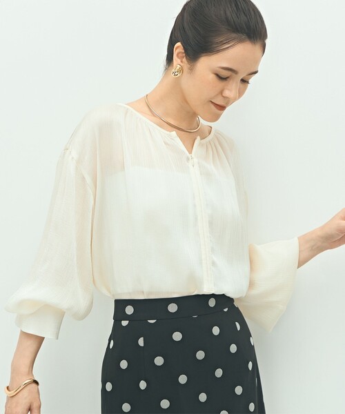 NOLLEY’S(ノーリーズ)の「楊柳サテン2WAYギャザーブラウス(シャツ/ブラウス・レディース・オフホワイト/ライトグリーン/チャコールグレー・38)」の1枚目の写真