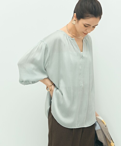 NOLLEY’S(ノーリーズ)の「楊柳サテン2WAYギャザーブラウス(シャツ/ブラウス・レディース・オフホワイト/ライトグリーン/チャコールグレー・38)」の3枚目の写真