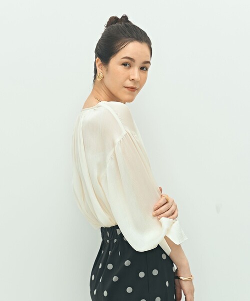 NOLLEY’S(ノーリーズ)の「楊柳サテン2WAYギャザーブラウス(シャツ/ブラウス・レディース・オフホワイト/ライトグリーン/チャコールグレー・38)」の19枚目の写真