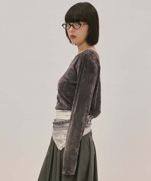 loin nuit（ロワンニュイ）の「velours long sleeve tops / ベロアロングスリーブトップス（Tシャツ/カットソー・レディース・グレー/アイボリー/ピンク/ブラック/ボルドー/ブラウン・FREE）」の12枚目の写真