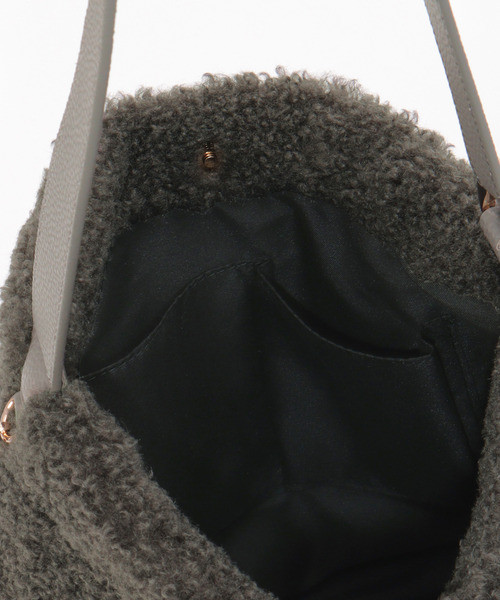 ikka（イッカ）の「プードルエコファーショルダーバッグ（ショルダーバッグ・レディース・ダークグレー/ベージュ・FREE）」の15枚目の写真