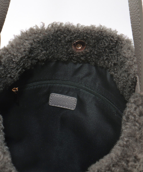 ikka（イッカ）の「プードルエコファーショルダーバッグ（ショルダーバッグ・レディース・ダークグレー/ベージュ・FREE）」の3枚目の写真