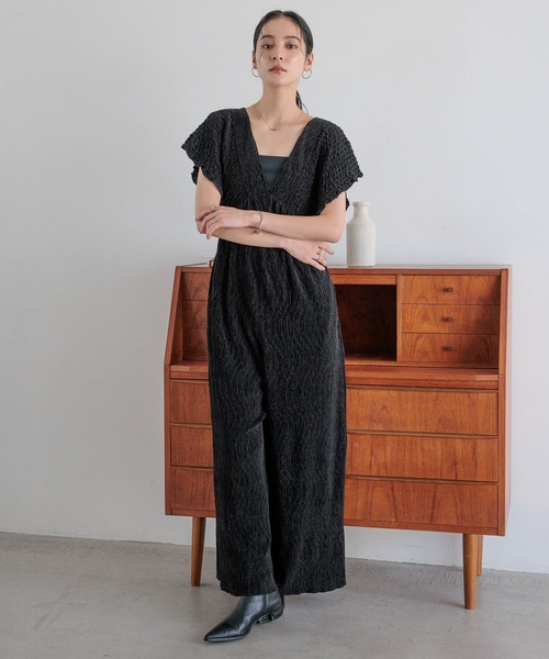 LOWRYS FARM（ローリーズファーム）の「シャーリングベロアサロペ　593383（サロペット/オーバーオール・レディース・アイボリー/ブラック/チャコールグレー/ブラウン・SMALL/MEDIUM/LARGE）」の3枚目の写真