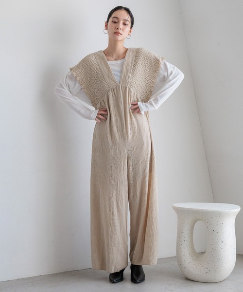 LOWRYS FARM（ローリーズファーム）の「シャーリングベロアサロペ　593383（サロペット/オーバーオール・レディース・アイボリー/ブラック/チャコールグレー/ブラウン・SMALL/MEDIUM/LARGE）」の5枚目の写真