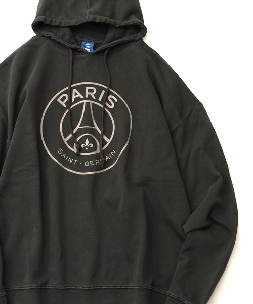PARIS SAINT-GERMAIN（パリサンジェルマン）の「【Paris Saint-Germain/パリサンジェルマン】ヴィンテージピグメント加工 ロゴエンブレム 裏毛 プルオーバーパーカー（パーカー・メンズ・ブラック系1/ブラック系・M/L/XL）」の2枚目の写真
