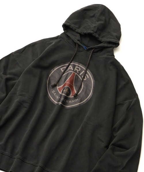 PARIS SAINT-GERMAIN（パリサンジェルマン）の「【Paris Saint-Germain/パリサンジェルマン】ヴィンテージピグメント加工 ロゴエンブレム 裏毛 プルオーバーパーカー（パーカー・メンズ・ブラック系1/ブラック系・M/L/XL）」の8枚目の写真