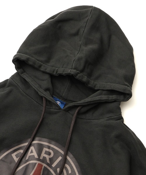 PARIS SAINT-GERMAIN（パリサンジェルマン）の「【Paris Saint-Germain/パリサンジェルマン】ヴィンテージピグメント加工 ロゴエンブレム 裏毛 プルオーバーパーカー（パーカー・メンズ・ブラック系1/ブラック系・M/L/XL）」の10枚目の写真