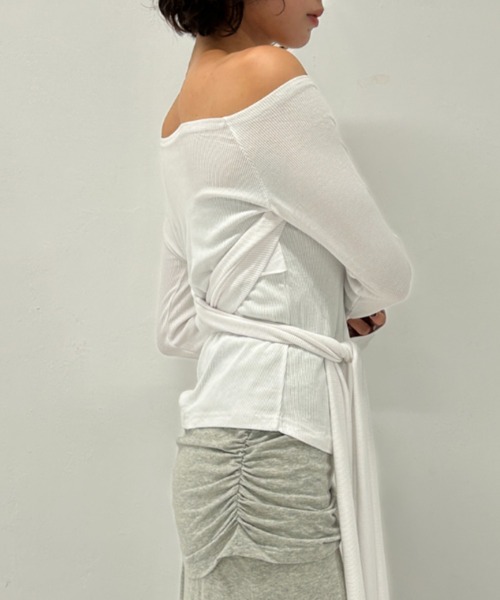 Geeong(ジーオン)の「【ZOZO限定】リボンタイ オフショルダー ラップ トップス(Tシャツ/カットソー・レディース・ホワイト/グレー・FREE)」の4枚目の写真