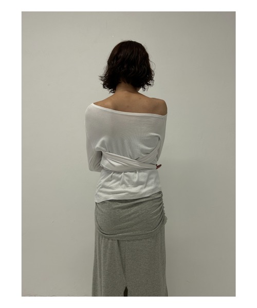 Geeong(ジーオン)の「【ZOZO限定】リボンタイ オフショルダー ラップ トップス(Tシャツ/カットソー・レディース・ホワイト/グレー・FREE)」の3枚目の写真