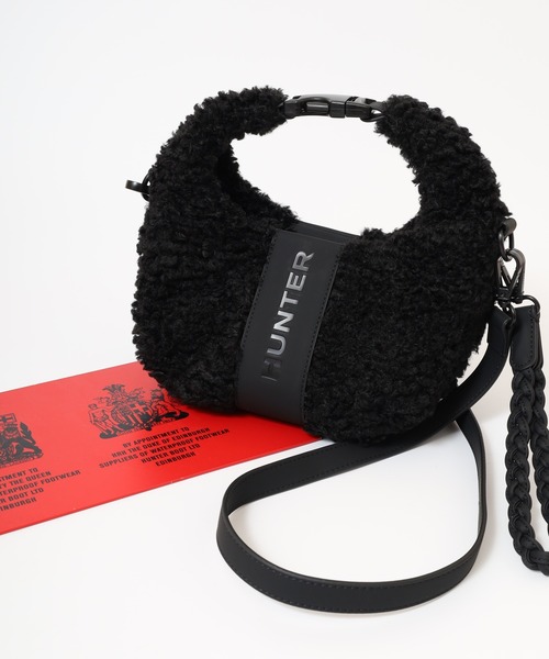 ・HUNTER｜W Boucle Mini Crossbody Faux Fur/ ハンター/ブークレ ミニ クロスボディバッグ フェイク ファー/ブラック # HUNTER ブークレ ミニ クロスボディ（ボディバッグ/ウエストポーチ